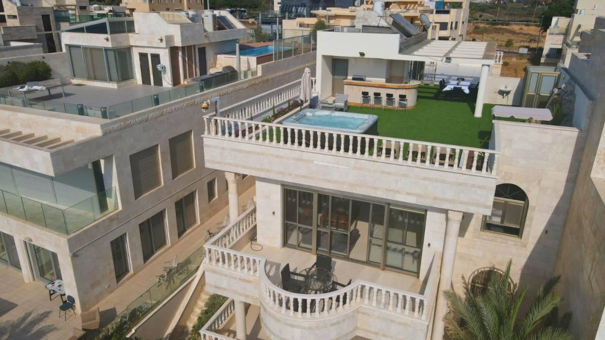 85305 המתחם החיצוני, וילה רויאל מול הים, וילה  בנתניה וילות - Vila