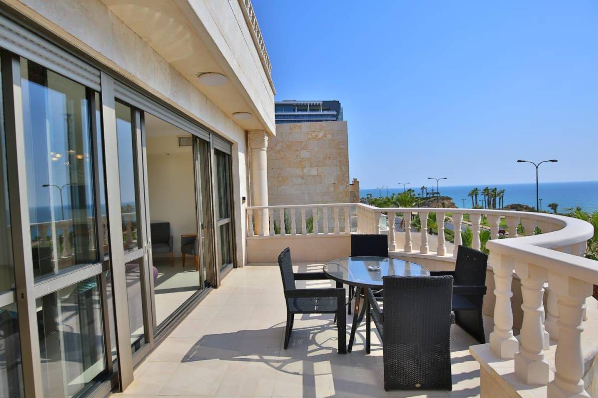 85311 המתחם החיצוני, וילה רויאל מול הים, וילה  בנתניה וילות - Vila