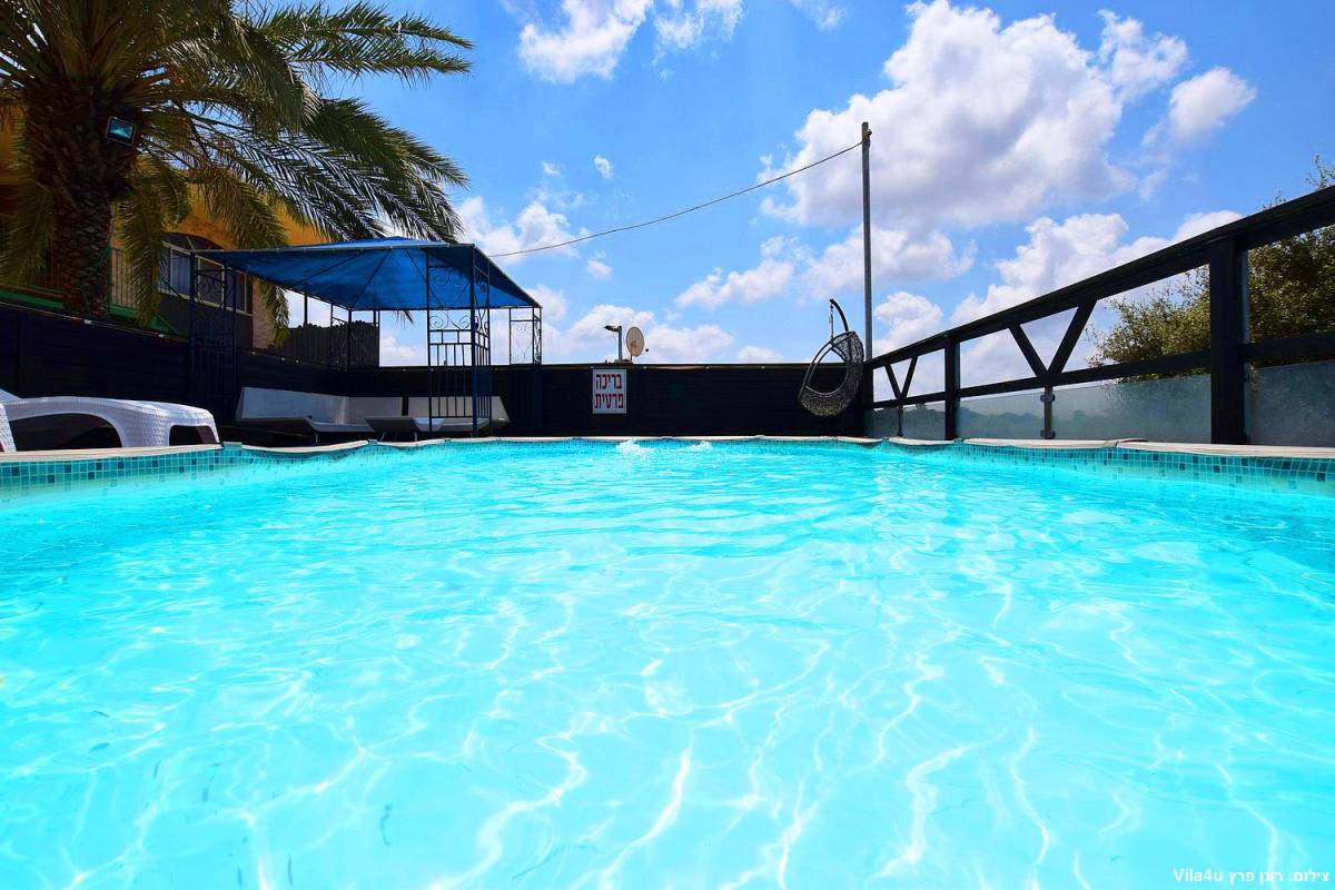 87693 בריכת השחייה + החצר, חוות מונפורטויטו, וילה  בגורן וילות - Vila