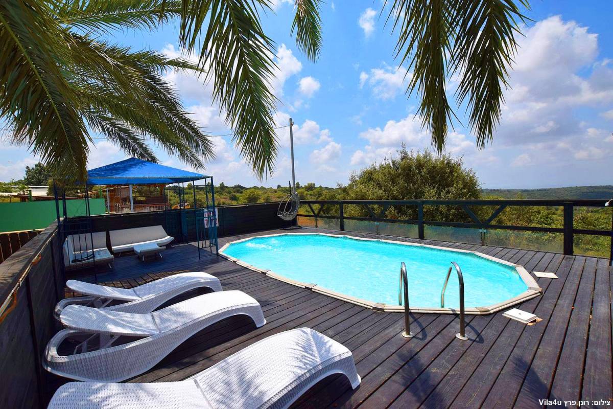 87697 בריכת השחייה + החצר, חוות מונפורטויטו, וילה  בגורן וילות - Vila