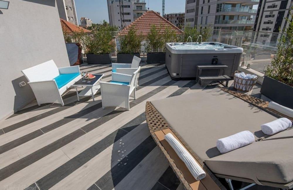 מרפסת גג המתחם החיצוני, ארכיטקט ביץ' האוס, וילה  בחדרה וילות - Vila