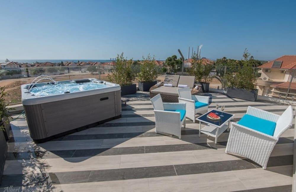 מרפסת נוף המתחם החיצוני, ארכיטקט ביץ' האוס, וילה  בחדרה וילות - Vila