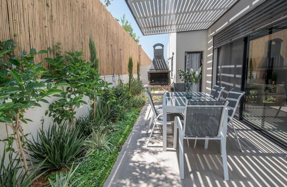 חצר המתחם החיצוני, ארכיטקט ביץ' האוס, וילה  בחדרה וילות - Vila