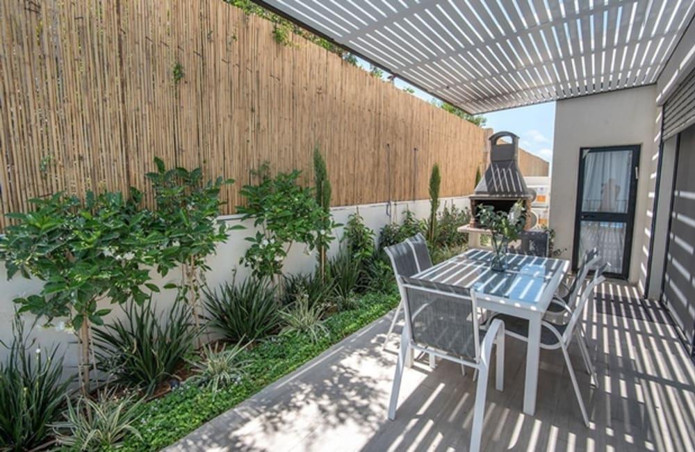 מרפסת המתחם החיצוני, ארכיטקט ביץ' האוס, וילה  בחדרה וילות - Vila