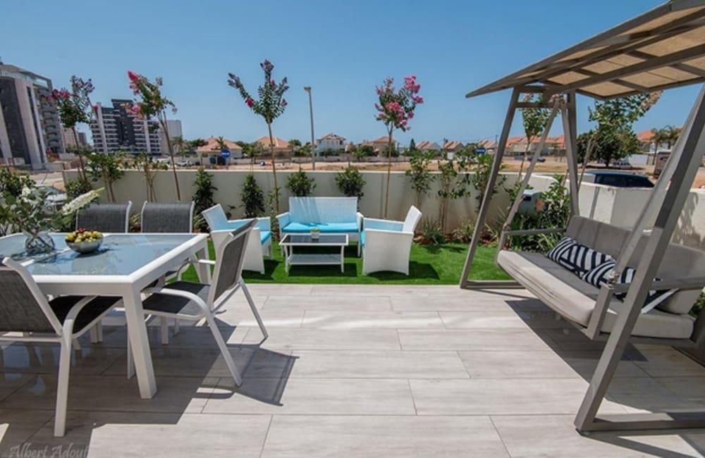 חצר המתחם החיצוני, ארכיטקט ביץ' האוס, וילה  בחדרה וילות - Vila