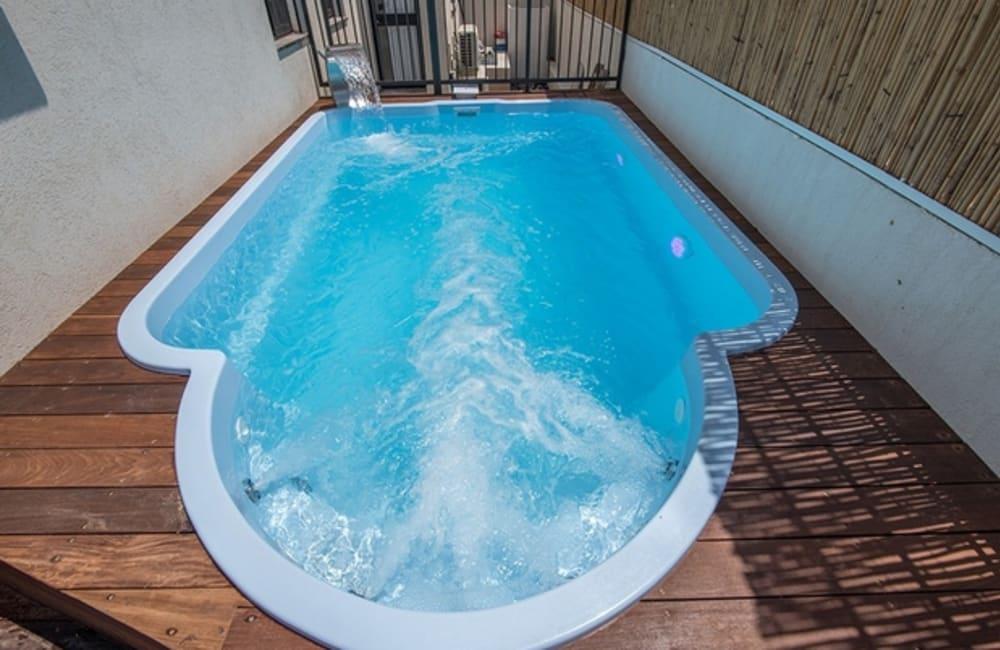 בריכה המתחם החיצוני, ארכיטקט ביץ' האוס, וילה  בחדרה וילות - Vila