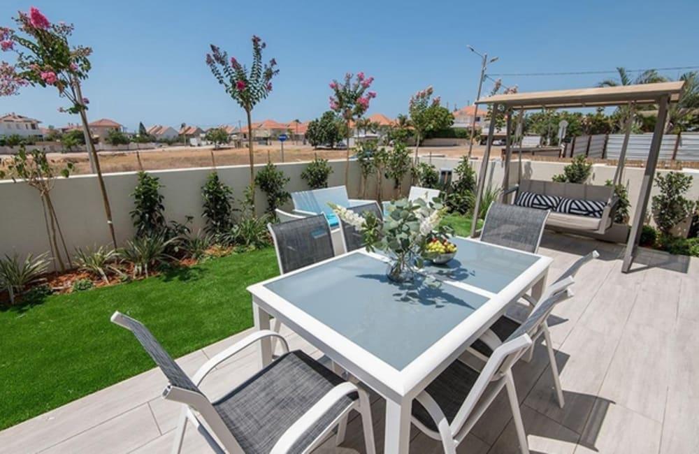 חצר המתחם החיצוני, ארכיטקט ביץ' האוס, וילה  בחדרה וילות - Vila