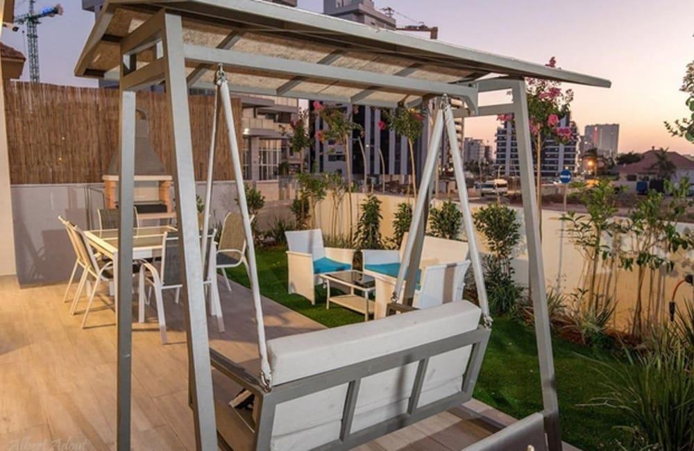 חצר המתחם החיצוני, ארכיטקט ביץ' האוס, וילה  בחדרה וילות - Vila