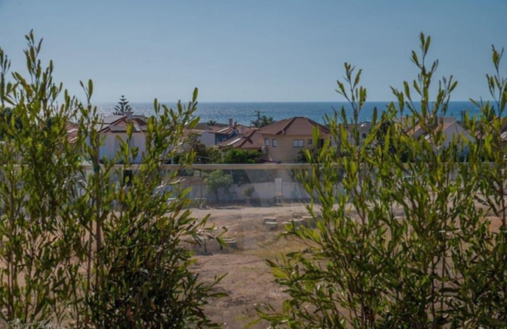 חצר המתחם החיצוני, ארכיטקט ביץ' האוס, וילה  בחדרה וילות - Vila