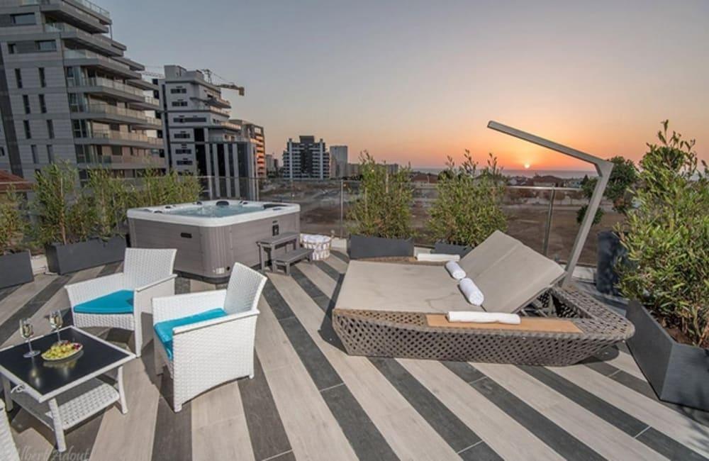 מרפסת גג המתחם החיצוני, ארכיטקט ביץ' האוס, וילה  בחדרה וילות - Vila