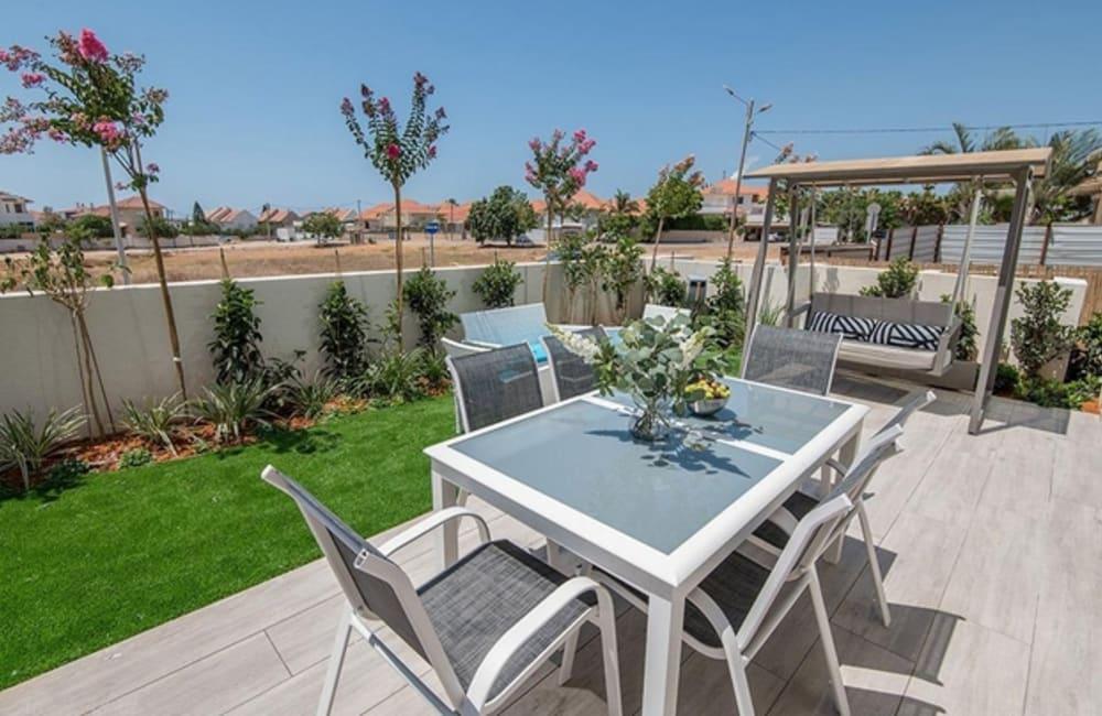 מתחם חיצוני המתחם החיצוני, ארכיטקט ביץ' האוס, וילה  בחדרה וילות - Vila