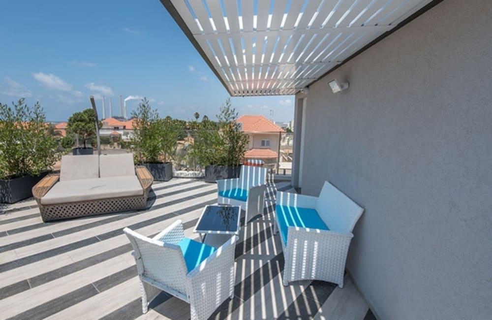 מרפסת גג המתחם החיצוני, ארכיטקט ביץ' האוס, וילה  בחדרה וילות - Vila