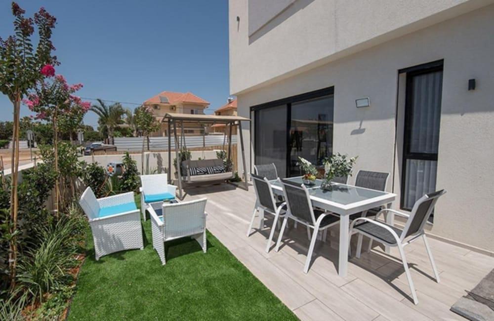 חצר המתחם החיצוני, ארכיטקט ביץ' האוס, וילה  בחדרה וילות - Vila