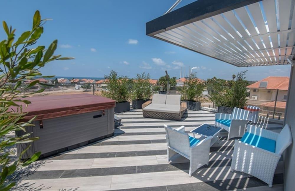 מרפסת המתחם החיצוני, ארכיטקט ביץ' האוס, וילה  בחדרה וילות - Vila