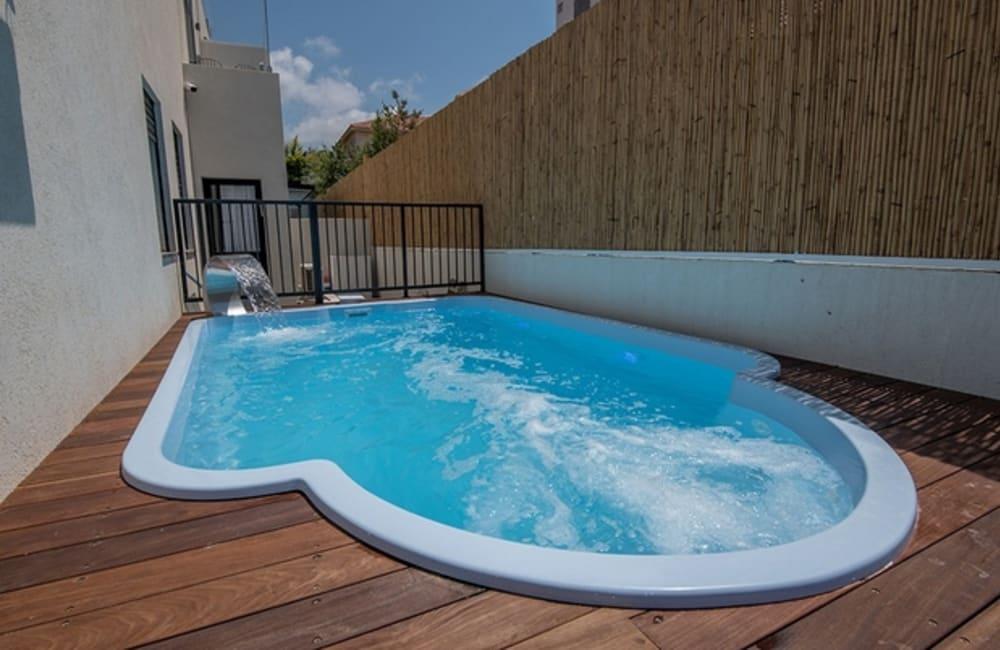 בריכה המתחם החיצוני, ארכיטקט ביץ' האוס, וילה  בחדרה וילות - Vila