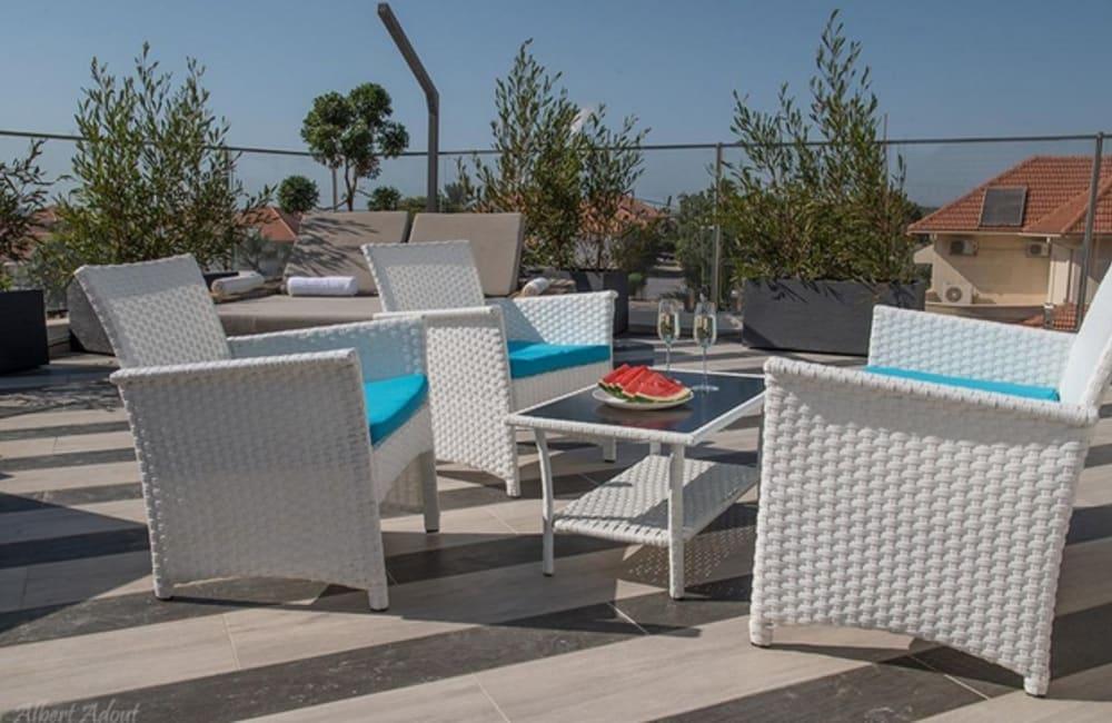 פינת ישיבה המתחם החיצוני, ארכיטקט ביץ' האוס, וילה  בחדרה וילות - Vila