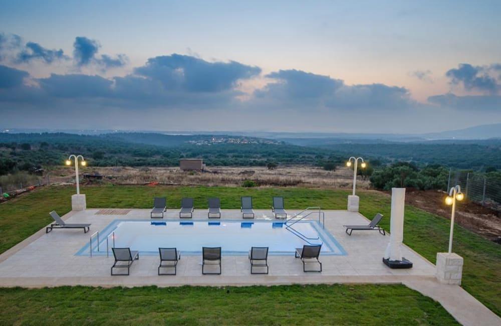 93034 המתחם החיצוני, וילה אחוזת אלון וזית, וילה  בנווה זיו וילות - Vila