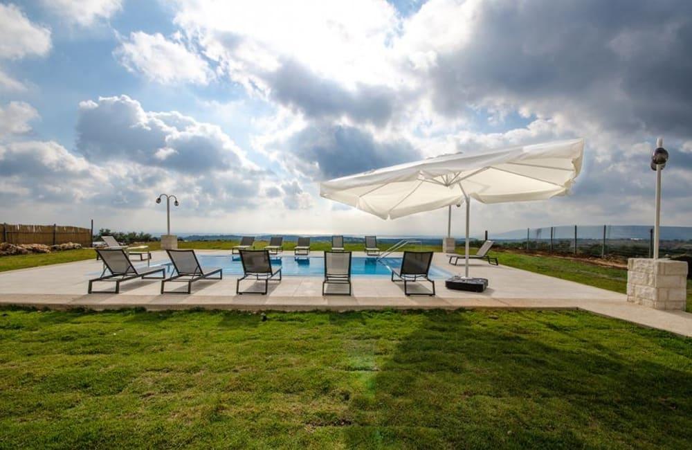 93039 המתחם החיצוני, וילה אחוזת אלון וזית, וילה  בנווה זיו וילות - Vila