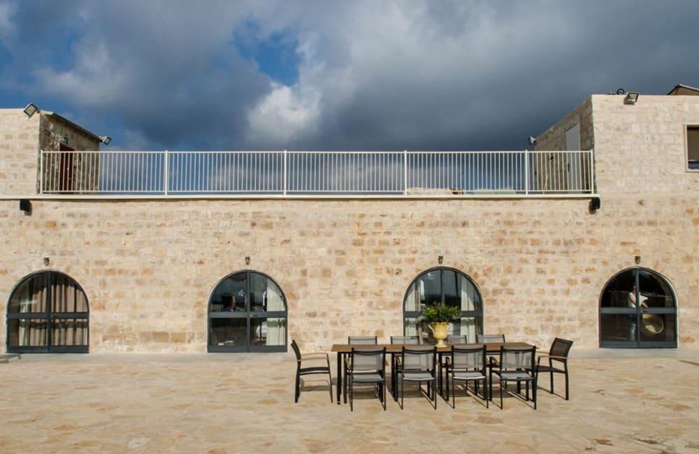 93045 המתחם החיצוני, וילה אחוזת אלון וזית, וילה  בנווה זיו וילות - Vila