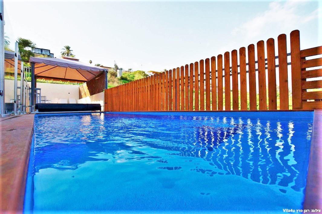 100442 חצר הוילה, אחוזת אגם כנרת, וילה  במגדל וילות - Vila