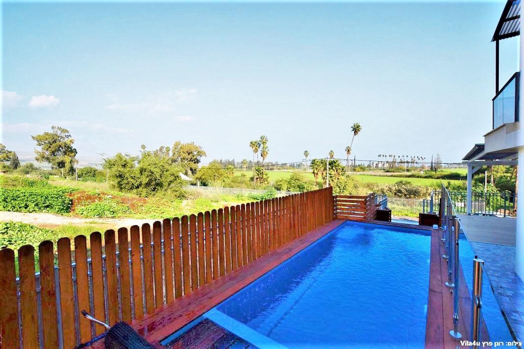 100443 חצר הוילה, אחוזת אגם כנרת, וילה  במגדל וילות - Vila