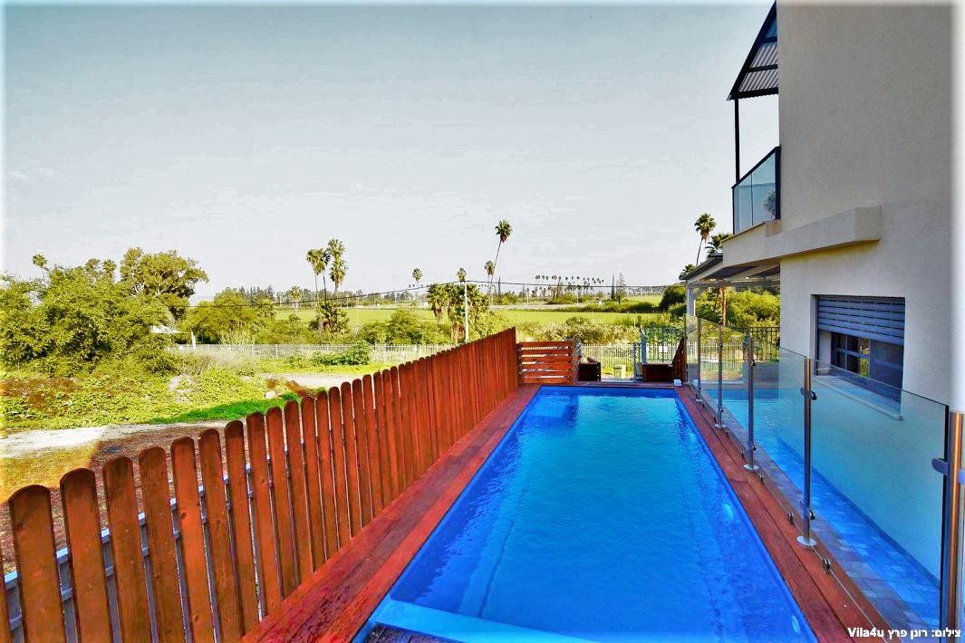 100444 חצר הוילה, אחוזת אגם כנרת, וילה  במגדל וילות - Vila