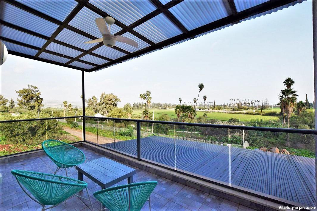 100446 חצר הוילה, אחוזת אגם כנרת, וילה  במגדל וילות - Vila
