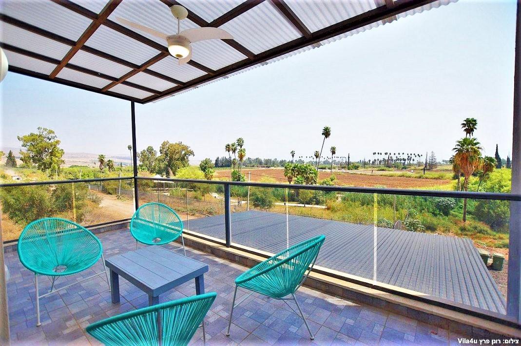 100448 חצר הוילה, אחוזת אגם כנרת, וילה  במגדל וילות - Vila