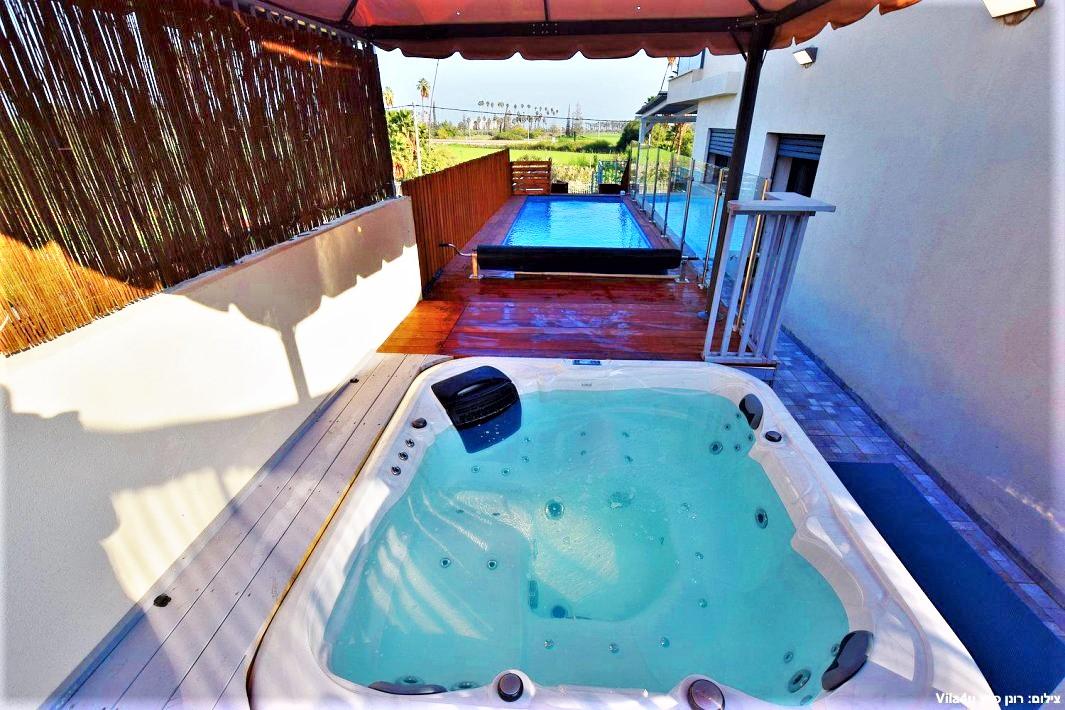 100454 חצר הוילה, אחוזת אגם כנרת, וילה  במגדל וילות - Vila