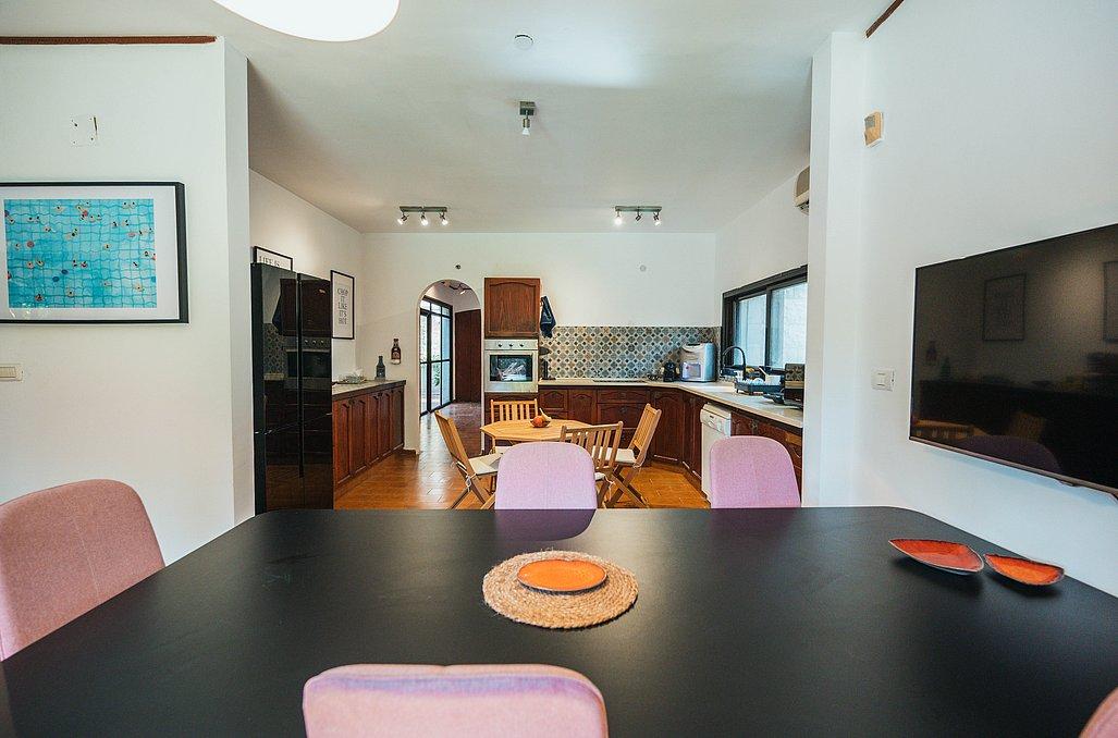 102909 פנים הוילה ומתחם הפטיו, וילה תכלת מול הים, וילה  בהרצליה פיתוח וילות - Vila