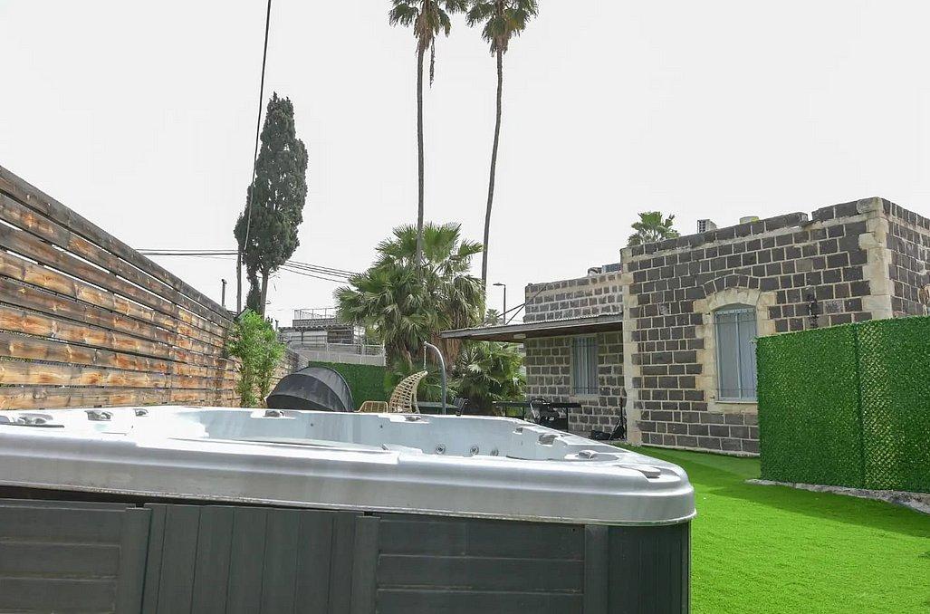 106886 המתחם החיצוני, וילה פאר טבריה, וילה  בטבריה וילות - Vila