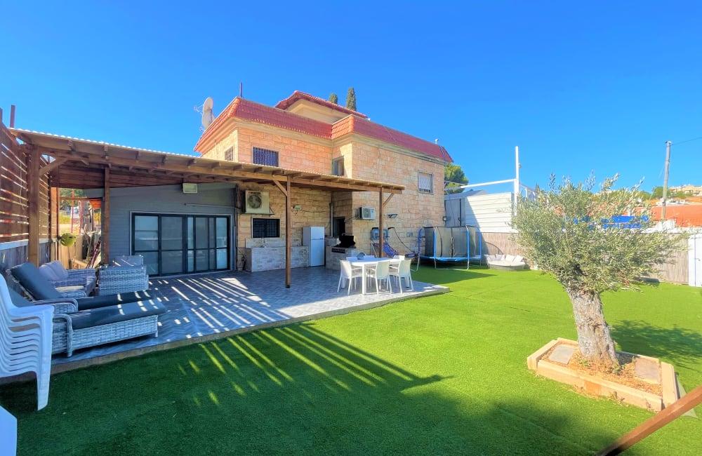 108284 מתחם החצר, וילה חלומות אלה, וילה  בחצור הגלילית וילות - Vila