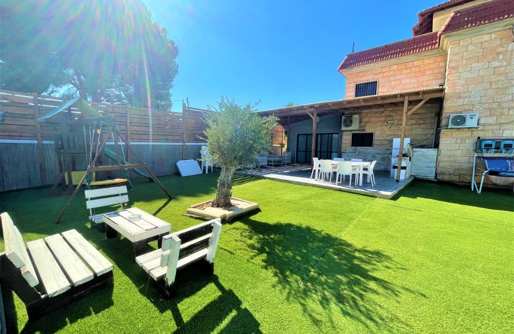 108298 מתחם החצר, וילה חלומות אלה, וילה  בחצור הגלילית וילות - Vila