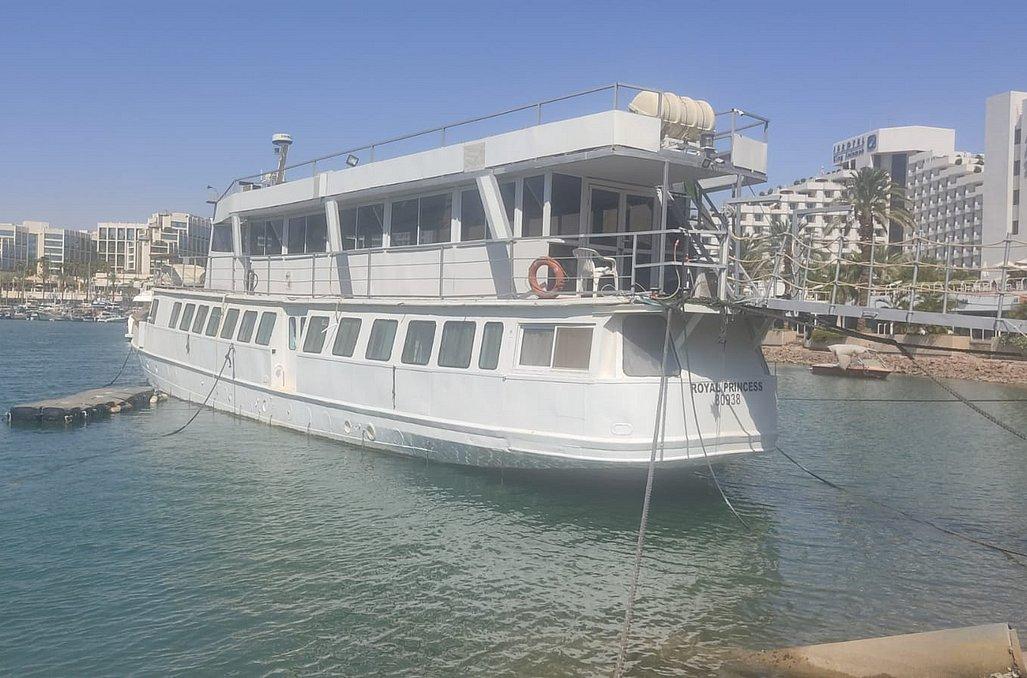 117333 חדר האוכל והמתחם החיצוני, חוויה על המים אילת, וילה  באילת וילות - Vila