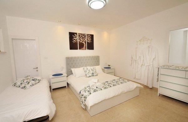 122770 מתחם פנימי, וילה אחוזת כרמל, וילה  בעין יעקב וילות - Vila