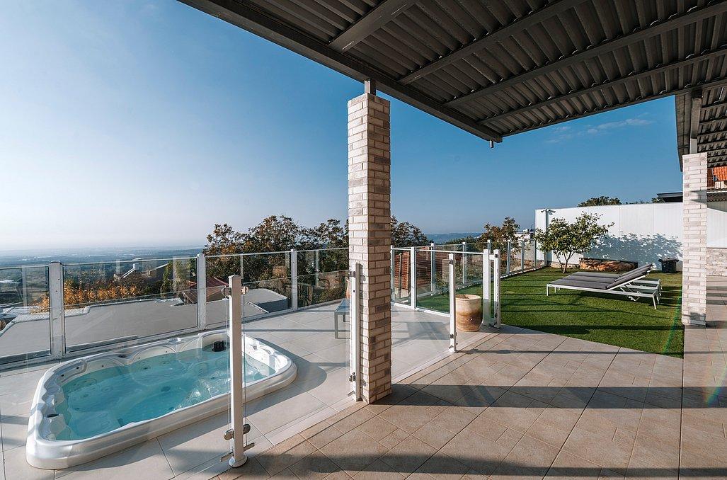 130579 המתחם החיצוני, וילה גולדיס, וילה  בעין יעקב וילות - Vila