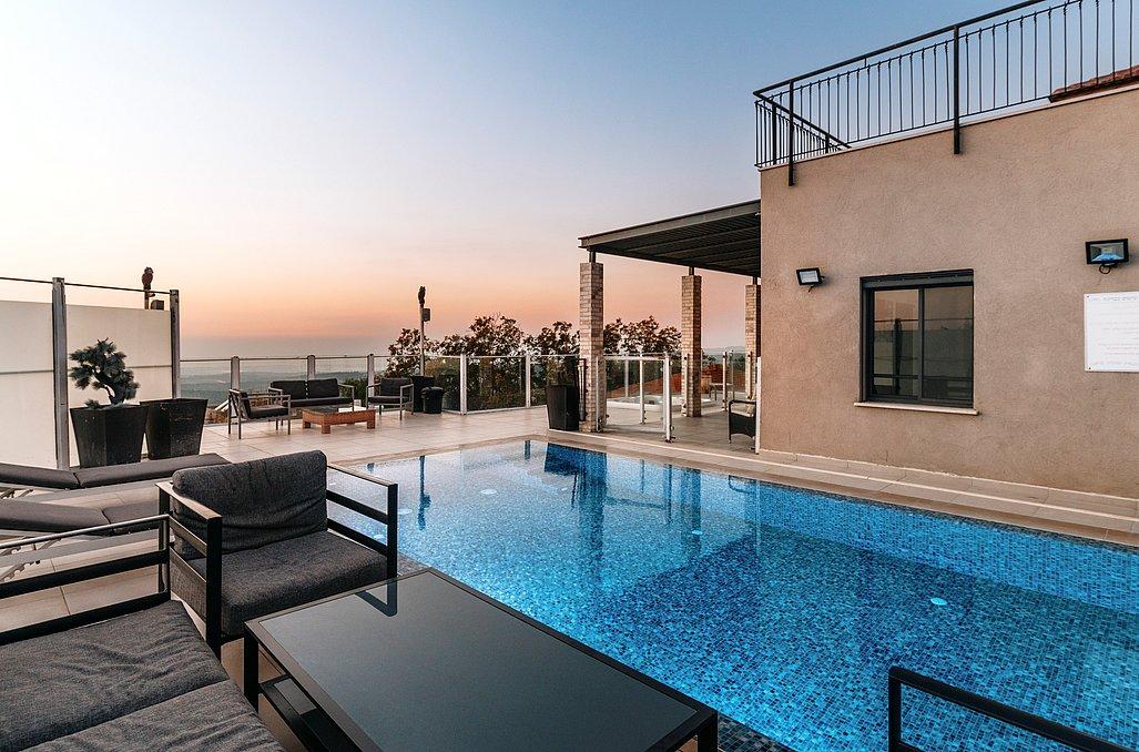 130585 המתחם החיצוני, וילה גולדיס, וילה  בעין יעקב וילות - Vila