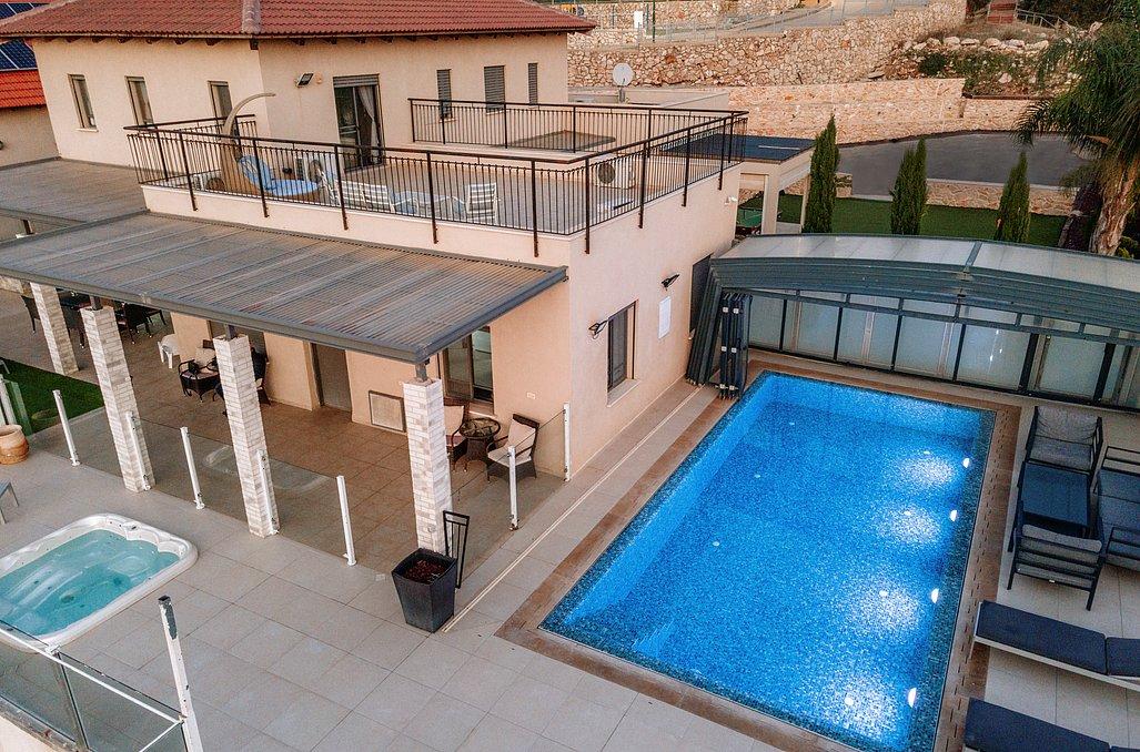 130592 המתחם החיצוני, וילה גולדיס, וילה  בעין יעקב וילות - Vila