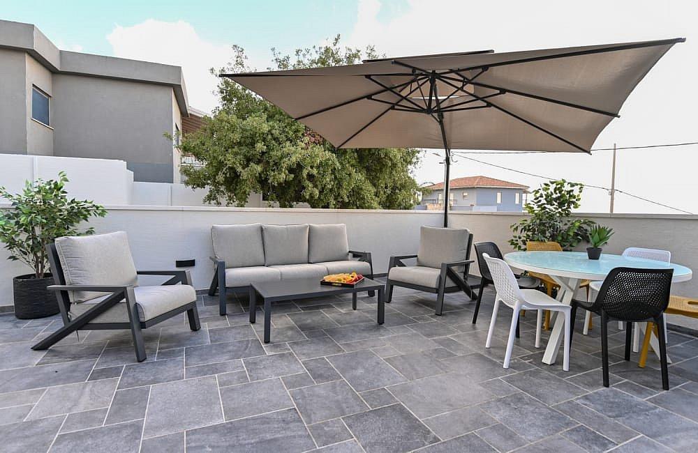 130702 מתחם חיצוני, אחוזת סנטוריני, וילה  בעין יעקב וילות - Vila