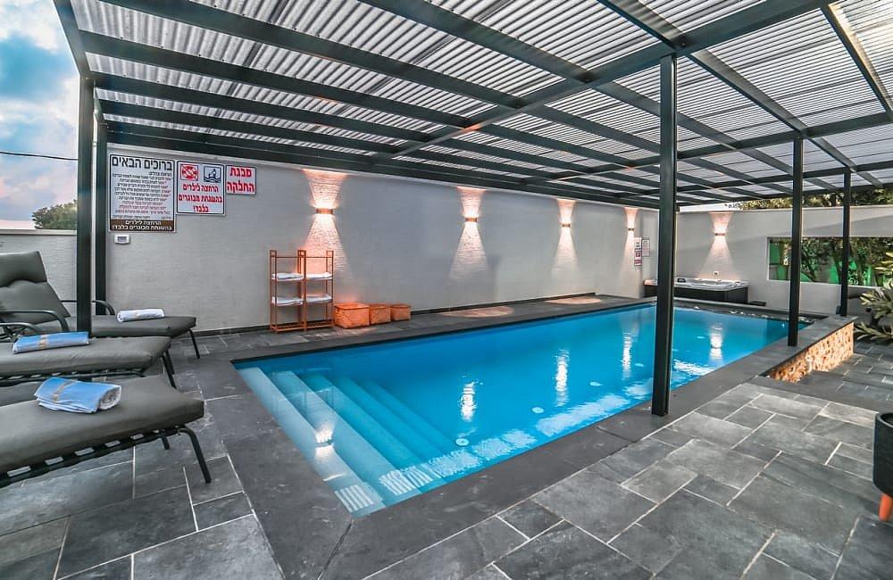 130712 מתחם חיצוני, אחוזת סנטוריני, וילה  בעין יעקב וילות - Vila