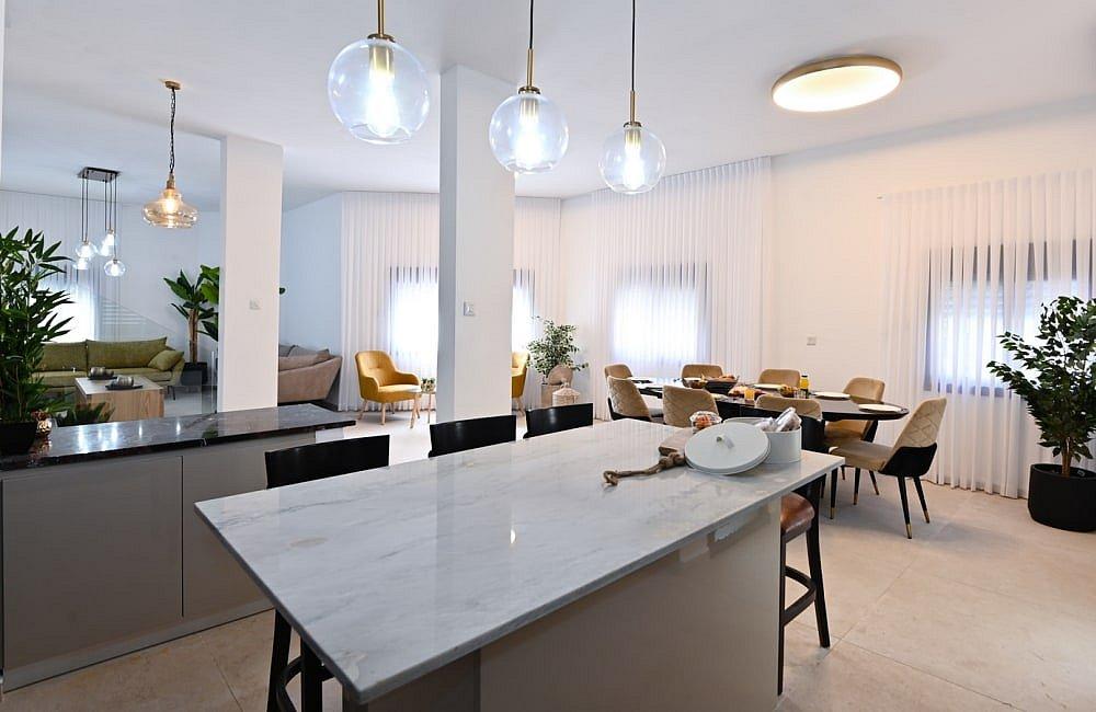 130728 מתחם פנימי, אחוזת סנטוריני, וילה  בעין יעקב וילות - Vila