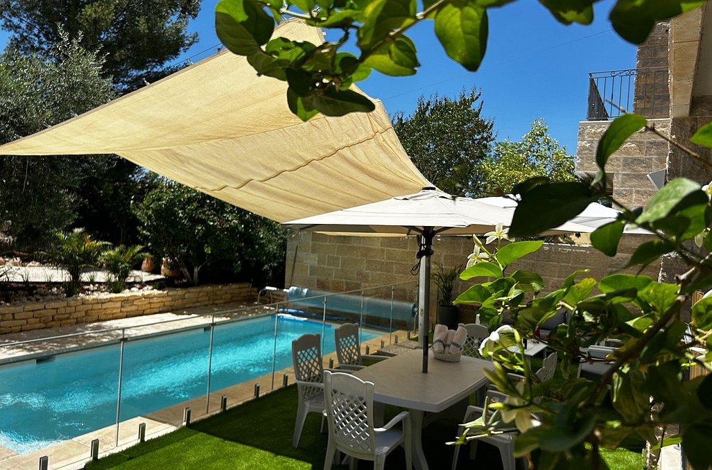 150506 חצר המתחם, וילה בהר, וילה  בצור הדסה וילות - Vila