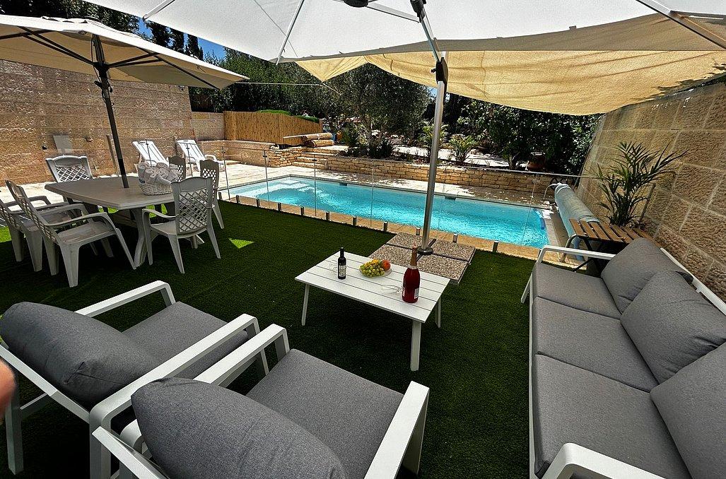 150507 חצר המתחם, וילה בהר, וילה  בצור הדסה וילות - Vila