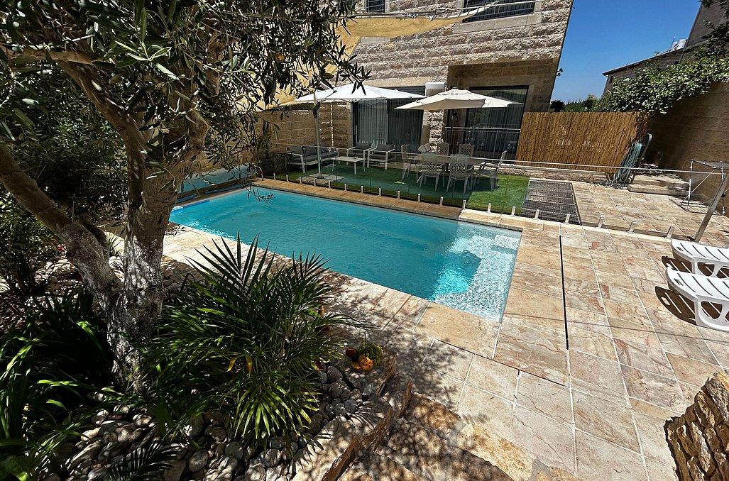 150509 חצר המתחם, וילה בהר, וילה  בצור הדסה וילות - Vila