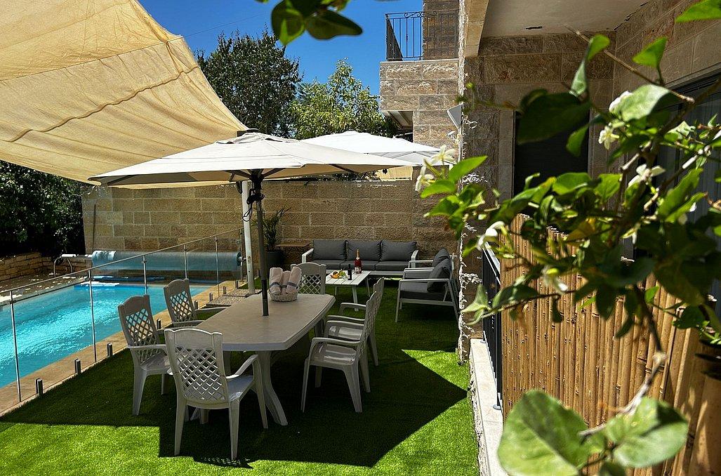 150510 חצר המתחם, וילה בהר, וילה  בצור הדסה וילות - Vila