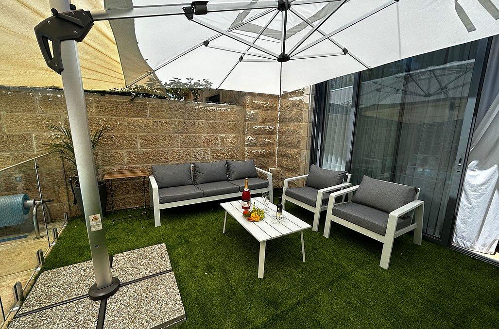 150511 חצר המתחם, וילה בהר, וילה  בצור הדסה וילות - Vila