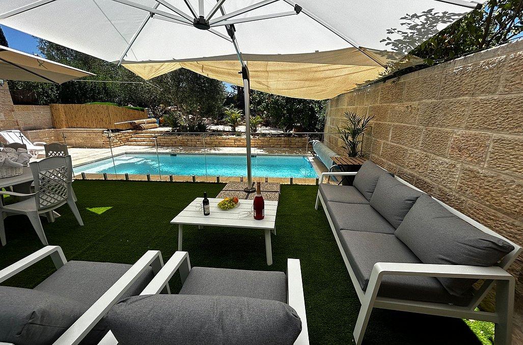 150512 חצר המתחם, וילה בהר, וילה  בצור הדסה וילות - Vila