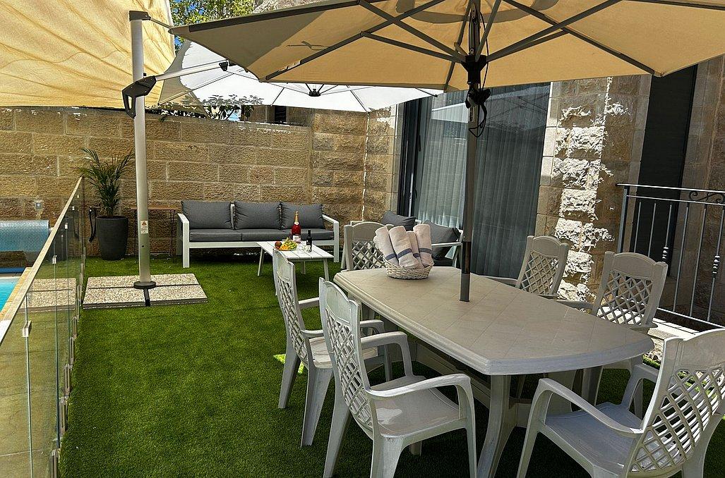 150513 חצר המתחם, וילה בהר, וילה  בצור הדסה וילות - Vila