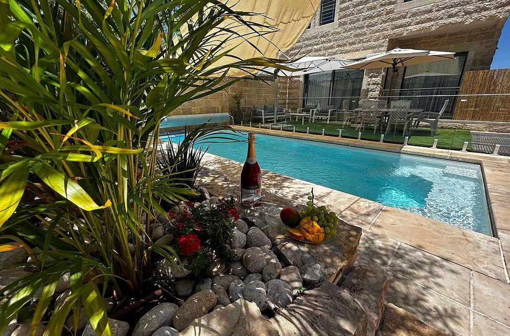 150517 חצר המתחם, וילה בהר, וילה  בצור הדסה וילות - Vila