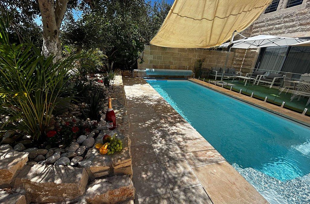 150519 חצר המתחם, וילה בהר, וילה  בצור הדסה וילות - Vila